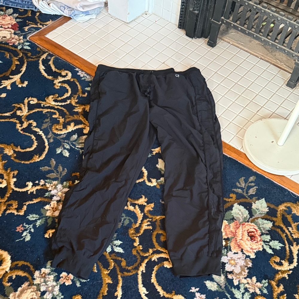 GAP fit cuffed ankle workout pants. Worn a bunch but no‎ flaws